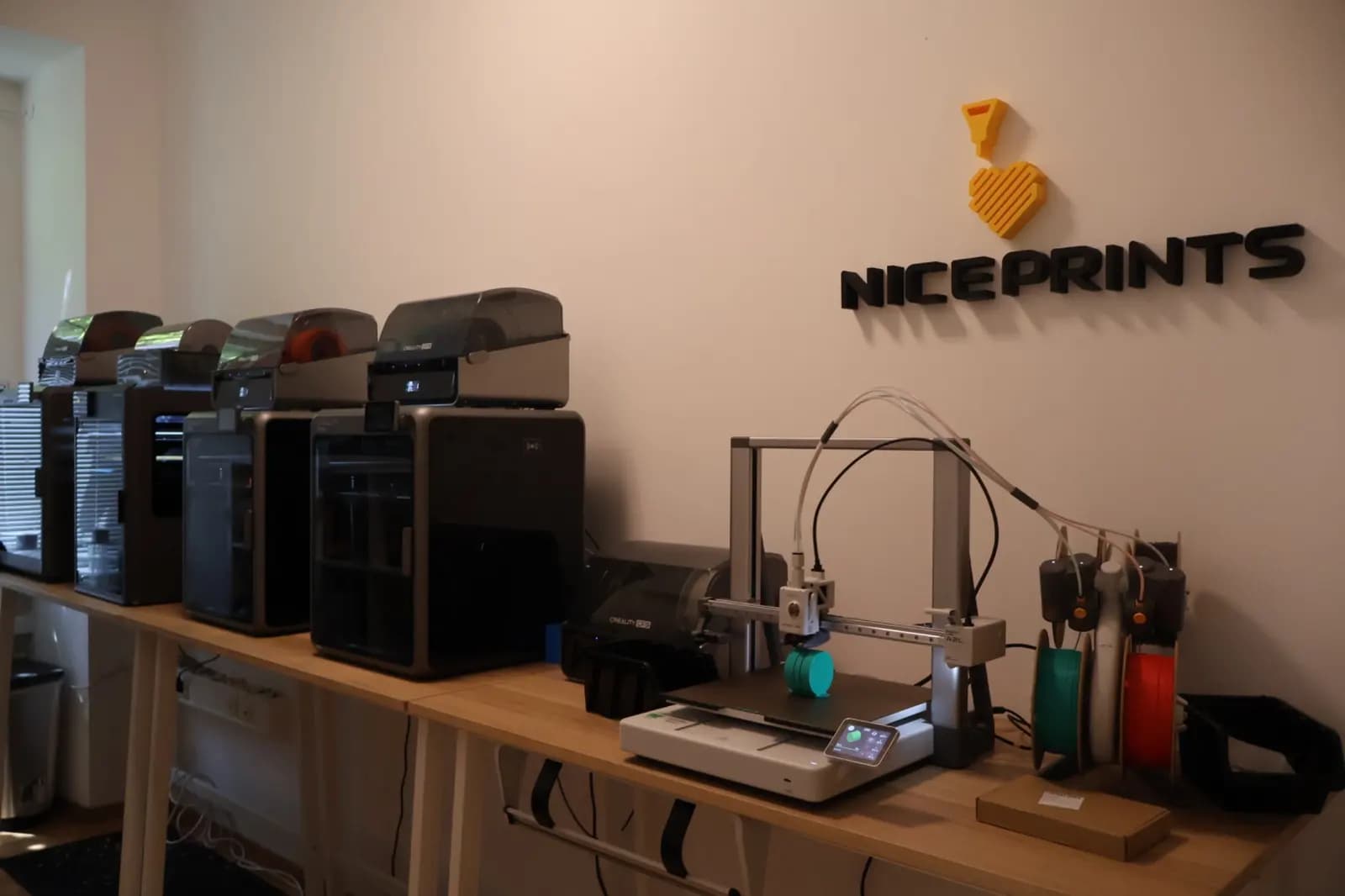 Niceprints Maschinen und Branding im Büro