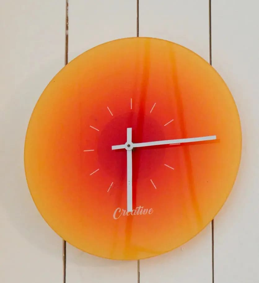 Orangefarbene Acryluhr mit ausgeschnittenem Kreis und Markierungen – Anwendungsbeispiel von xTool