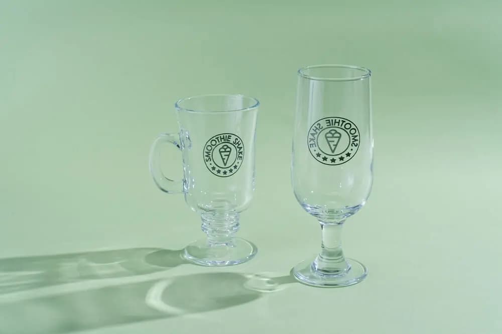 Zwei Glasprodukte mit per Laser aufgebrachten Motiven – Anwendungsbeispiel von xTool
